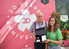 Klaas Droog holds the Memorial Coin together with Francesca Lanzillotta. MNP Flowers gives this coin to their partners and licensees of the Mandevilla in honour of their 20th anniversary.